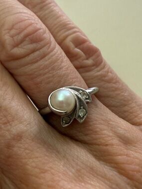 Vintage 10K White Gold Cultured Pearl & Diamond Leaf Bypass Ring